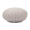 Ein runder Meditationskissen in hellem Beige mit einem weißen dekorativen Muster, von der Seite gezeigt. Das Kissen hat ein kleines Etikett an der Unterseite, und sein Design wird vor einem weißen Hintergrund hervorgehoben
