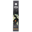 Verpackung für Sagrada Madre's India Luxury Black Incense in der Duftrichtung Enigma (Spiritual Guide). Die schwarze Schachtel zeigt eine mystische Illustration einer Frau mit leuchtenden Sternen, und ein Räucherstäbchen ist daneben zu sehen.