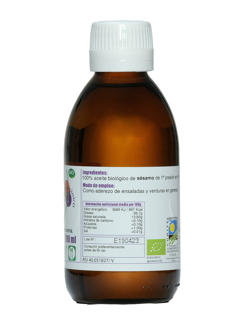 Eine braune Glasflasche mit einem weißen Deckel und einem weißen Etikett mit Inhaltsstoffen und Nährwertangaben in Spanisch, darunter "100% biologisches Sesamöl", 200 ml Inhalt, und Losnummer E190423.