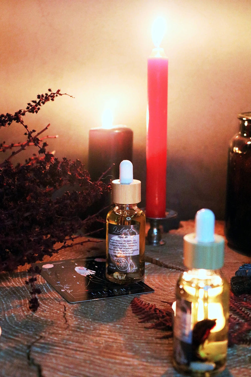 Lilith Oil | Göttliches Feminines Ritualöl mit Mondstein- und Tigeraugenkristallen
