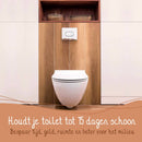Eine moderne Toilette in einem Badezimmer mit Holzverkleidung, bewirbt ein Reinigungsprodukt, das "Houdt je toilet tot 15 dagen schoon" (Hält Ihre Toilette bis zu 15 Tage sauber) und hilft, "Bespaar tijd, geld, ruimte en beter voor het milieu" (Zeit, Geld, Platz zu sparen und besser für die Umwelt zu sein).