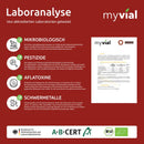 Eine "Laboranalyse" von myvial-Produkten, die Tests auf mikrobiologische Reinheit, Pestizide, Aflatoxine und Schwermetalle beschreibt, mit Zertifizierungen vom Bundesamt für Verbraucherschutz und Lebensmittelsicherheit, AB-Cert und Bio-Siegeln.