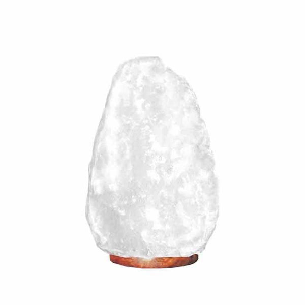 Eine hohe, naturbelassene Himalaya-Salzlampe aus weißem Salz auf einem dunklen Holzsockel, freigestellt auf weißem Hintergrund.