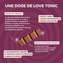 Eine Werbegrafik für die delikao „Love Tonic“-Schokolade, die ihre Inhaltsstoffe hervorhebt: 380mg Liboost (Extrakt aus Damiana-Blüten) zur Steigerung der sexuellen Funktion und 300mg Maca-Pulver für Libido und Vitalität. Der Text betont die Vorteile: „BOOST LIBIDO, BOOST PERFORMANCES, BOOST EXCITATION“ und die Premium-Qualität der Schokolade.
