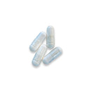  Eine kleine Gruppe von vier durchscheinenden, weißen Gelatinekapseln, teilweise gefüllt mit einem hellen, körnigen weißen Pulver, die diagonal vor einem weißen Hintergrund angeordnet sind.