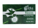  Eine rechteckige grün-weiße Schachtel der Seife "Vatika Naturals Neem Purifying Soap". Sie zeigt ein Bild von Neemblättern und ein Feder-Design, mit der Angabe "Net Wt. 100 g".