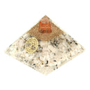 Ein Armband aus rosa, weißen und orangen Perlen.