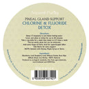 Nahaufnahme des runden Etiketts auf einer Teepackung mit Anweisungen und den Inhaltsstoffen für die Zubereitung von „Pineal Gland Support Chlorine & Fluoride Detox“ Tee.