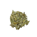 Ein Haufen getrockneter grüner Blätter und Pflanzenmaterial auf einem weißen Hintergrund.