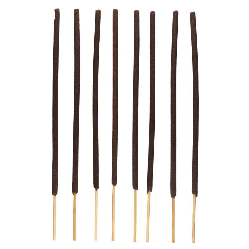 Acht dunkelbraune/schwarze Luxus-Räucherstäbchen mit Holzkern, aufrecht auf weißem Hintergrund.