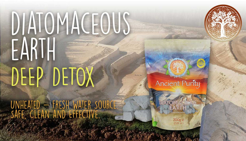 Eine Werbegrafik für Kieselgur von Ancient Purity, die die Packung vor einem Tagebau zeigt, mit den Texten „DIATOMACEOUS EARTH DEEP DETOX“ und „UNHEATED — FRESH WATER SOURCE SAFE, CLEAN AND EFFECTIVE“.