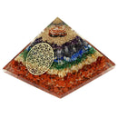 Eine Pyramide aus vielen bunten Steinen mit einem goldenen, geometrischen Muster.