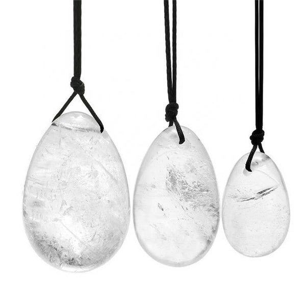 Set aus drei polierten, glatten, eiförmigen Klarquarz-Anhängern in verschiedenen Größen (groß, mittel, klein), die jeweils an einer geknoteten schwarzen Kordel hängen.