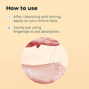 Eine Anleitung zur Anwendung eines Hautpflegeprodukts, die besagt, dass es nach der Reinigung auf das gesamte Gesicht aufgetragen und sanft eingeklopft werden soll, mit einer Nahaufnahme einer Hand, die eine gelartige Substanz aufträgt.