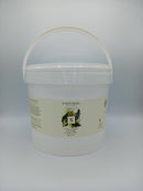 Großer weißer Eimer mit Rosmarin-Eukalyptus-Badesalz und Henkel.