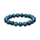 Ein rundes Stretch-Armband mit etwa 17 runden, polierten Edelsteinperlen in einem lebhaften, gesprenkelten Muster aus Tiefblau (Azurite) und Dunkelgrün (Malachit).