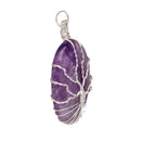 Amulett aus Amethyst, mit Silberdraht im Lebensbaum-Design umwickelt, oval und poliert.