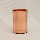 Glatte Kupferbecher auf weißem Hintergrund mit subtilem Schatten