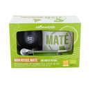 Ein grün-weiß verpacktes Set „MY MATÉ RITUAL“ von AROMANDISE, enthaltend eine schwarze Kalebasse (Trinkgefäß) und eine Bombilla (Trinkhalm) aus Edelstahl für die Maté-Zubereitung. Die Verpackung ist „fair for life“ und bio-zertifiziert (FR-BIO-01).
