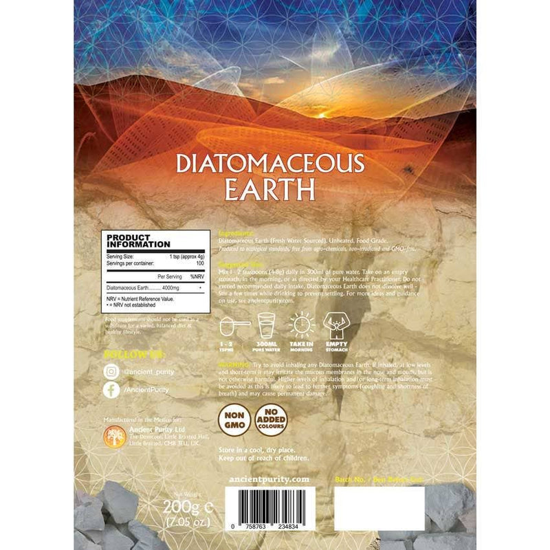 Die Rückseite der Kieselgur-Verpackung, mit Nährwertangaben, Verzehrempfehlungen und Warnhinweisen, vor einem abstrakten Wüstenhintergrund.