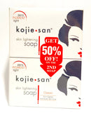 Verpackung der Kojie-San hautaufhellenden Seife mit einer „Kaufe 1, erhalte 50% Rabatt auf die 2. Seife“-Aktion.