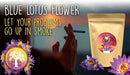  Ein dunkles, dramatisches Werbebild für die Blaue Lotusblume, das eine Hand mit einer rauchenden Zigarette vor einem Sonnenuntergangshintergrund zeigt. Ein Produktbeutel, getrocknete Blüten und ein Logo sind eingeblendet. Der Text lautet: "LET YOUR PROBLEMS GO UP IN SMOKE" (Lassen Sie Ihre Probleme in Rauch aufgehen).