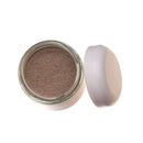 Eine Draufsicht auf ein geöffnetes Glas "Paavani Pitta Cleanser & Mask" für empfindliche Haut, das ein feines, bräunliches Pulver zeigt, neben dem abgenommenen weißen Deckel, auf einem weißen Hintergrund.