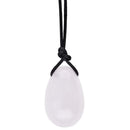 Polierter, glatter, eiförmiger Anhänger aus hellrosa Rosenquarz, hängend an einer geknoteten schwarzen Kordel.