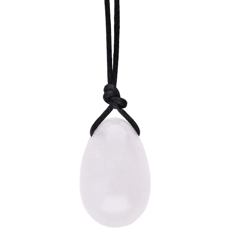 Polierter, glatter, eiförmiger Anhänger aus hellrosa Rosenquarz, hängend an einer geknoteten schwarzen Kordel.