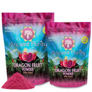 Zwei rosa Beutel „Ancient Purity Dragon Fruit Powder“ unterschiedlicher Größe und ein Haufen rosa Pulver davor, auf einem weißen Hintergrund.