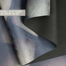 Nahaufnahme der Materialschichten einer Yogamatte, die die dunkle, gemusterte, flexible Samtbeschichtung für Komfort und Halt und die strukturierte schwarze Gummischicht auf der Unterseite zeigt.