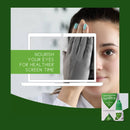 Eine Frau bedeckt ein Auge, während sie auf einen Laptop-Bildschirm blickt, mit dem Aufruf: „PFLEGE DEINE AUGEN FÜR GESÜNDERE BILDSCHIRMZEIT“ und einer Packung Sreedhareeyam Sunetra Regular Augentropfen.