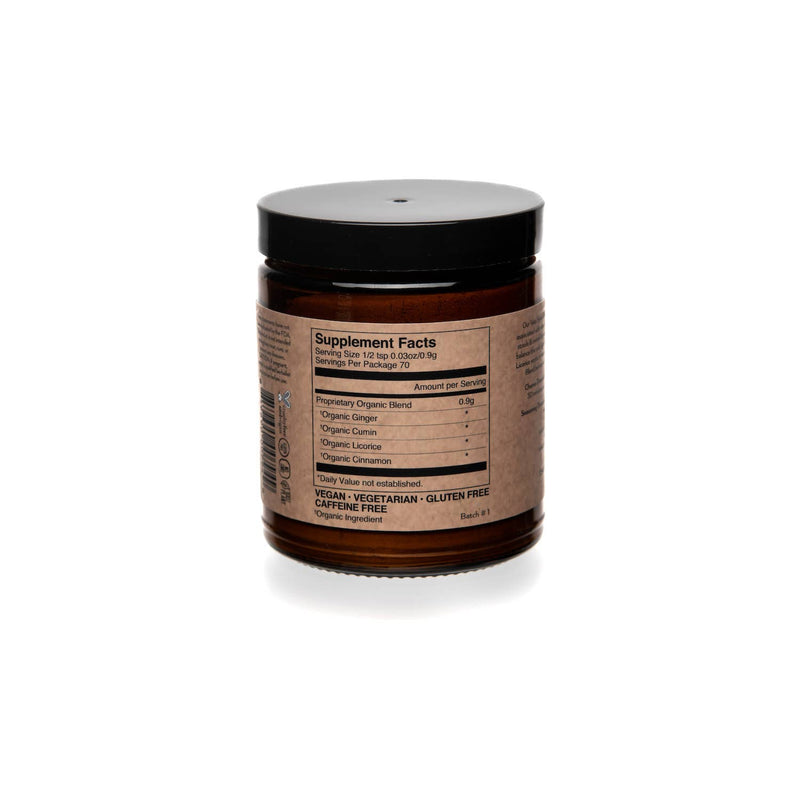  Ein Glas Paavani Vata Spice Blend, ein wärmendes und feuchtigkeitsspendendes Verdauungschurna (0.9g Portion), mit Nährwertangaben, die Bio-Ingwer, Kreuzkümmel, Süßholz und Zimt enthalten. Es ist vegan, vegetarisch, gluten- und koffeinfrei.