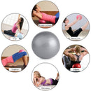 Eine Collage mit einem grauen Mini-Gymnastikball im Zentrum, umgeben von kreisförmigen Bildern, die verschiedene Fitness- und Entspannungsübungen (Yoga, Remise en forme, Fitness/Gym, Pilates, Relaxation, Souplesse) mit dem Ball zeigen.