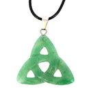 Ein hellgrüner Steinanhänger in Form einer Triqueta oder eines keltischen Knotens an einem schwarzen Band.