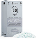 Eine Packung Cosmeau In-Wash Wäscheduft-Booster im Duft "Clouds" (250 Gramm, 50 Wäschen), hebt seine tierversuchsfreien, veganen, pflanzlichen, leicht biologisch abbaubaren und ungiftigen Eigenschaften hervor, mit einem Haufen hellblauer und weißer Perlen.