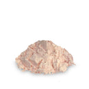 Ein kleiner Haufen blassrosa oder cremefarbenes Pulver mit einigen Klumpen, auf einem weißen Hintergrund.