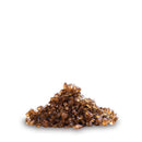  Ein kleiner, isolierter Haufen grobkörniges Wikinger-Rauchsalz vor einem weißen Hintergrund. Das Salz hat eine unregelmäßige Kristallstruktur und eine satte, transparente rötlich-braune Farbe.