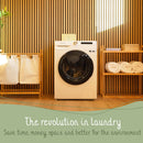 Eine Waschküche mit einer modernen Waschmaschine und Holzaufbewahrungslösungen, die Wäscheblätter als "Die Revolution in der Wäsche" bewirbt, um Zeit, Geld und Platz zu sparen und umweltfreundlicher zu sein.