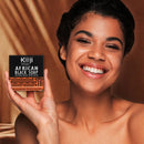 Eine Person zeigt afrikanische schwarze Seife.