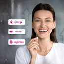 : Eine lächelnde Frau, die ein weißes Kaugummi zwischen Daumen und Zeigefinger hält, neben Symbolen und Text, der die Vorteile des Kaugummis für Energie, Stimmung und kognitive Funktionen hervorhebt.
