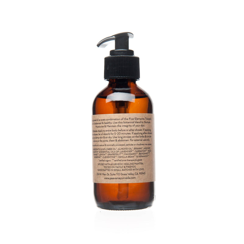 Eine braune Flasche "Paavani Tridoshic Balancing Body Oil" mit schwarzem Pumpaufsatz, dessen Etikett Inhaltsstoffe und Anwendungshinweise für ein ausgewogenes und gesundes Hautgefühl detailliert beschreibt.