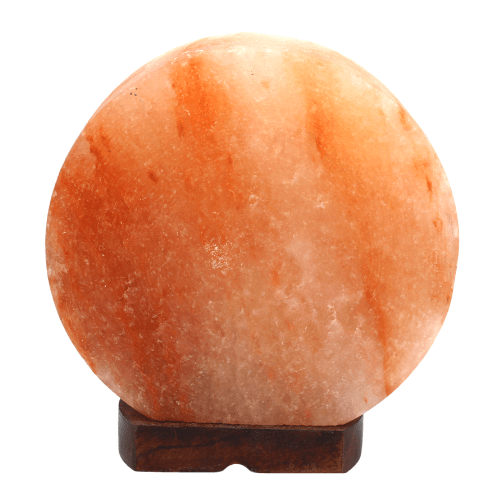 Eine runde, unbehandelte Himalaya-Salzlampe mit natürlicher Textur in Orange- und Rosatönen auf einem kleinen, dunklen Holzsockel.