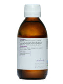 

-  Eine braune Glasflasche mit weißem Schraubverschluss, beschriftet mit "ayurveda autentico Chandana Aceite". Das Etikett beschreibt es als ayurvedisches Öl, das auf "Bhaisajya Ratnawali" basiert und zur Wiederherstellung des Organismus angezeigt ist, und zeigt "200 ml", "100% Natur" und einen Cartoon-Affen.