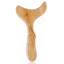 Einzelaufnahme eines hellbraunen, geschwungenen Holz-Massagegeräts auf weißem Hintergrund.