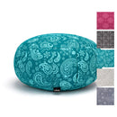 Rundes türkisfarbenes Meditationskissen mit Paisley-Muster, plissierten Seiten und schwarzem Logo-Etikett, dargestellt mit Mustern von vier weiteren Farboptionen: Pink, Schwarz, Beige und Grau.
