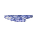 Seitenansicht eines blauen Sodalith Gua Sha Massagesteins, der sein glattes, flaches Profil und gesprenkeltes Blau-Weiß-Muster zeigt.