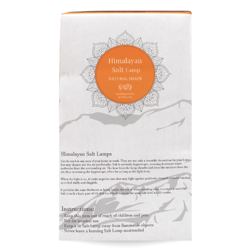 Die Seite einer Produktverpackung für eine Himalaya-Salzlampe (NATURAL SHAPE), die in einem orangefarbenen Mandala mit Bergsilhouetten über dem Text die Vorteile und Anweisungen des Produkts beschreibt.