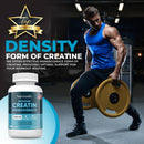 Ein muskulöser Mann in einem Fitnessstudio, der Hantelscheiben trägt, mit einer Flasche Harmonify Micronized Creatine Monohydrate im Vordergrund. Der Text „DENSITY FORM OF CREATINE“ bewirbt das Produkt für optimale Unterstützung der Trainingsroutine.