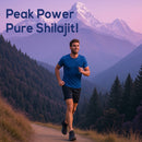 Ein lächelnder Mann joggt auf einem Pfad in den Bergen, mit schneebedeckten Gipfeln im Hintergrund und dem Text „Peak Power Pure Shilajit!“ auf lila-rosa Himmel.